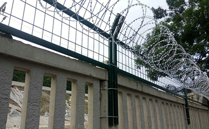 高鐵刺絲滾籠(刀片刺繩) 高鐵刺絲滾籠(刀片刺繩)