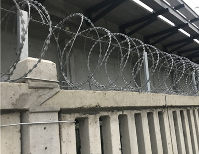 刀片刺鐵絲網.jpg